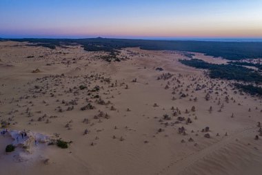 Avustralya 'daki Pinnacles çölünün üzerinde gün batımı