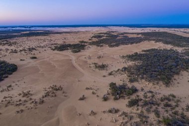 Avustralya 'daki Pinnacles çölünün üzerinde gün batımı