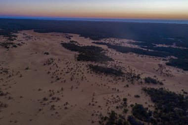 Avustralya 'daki Pinnacles çölünün üzerinde gün batımı