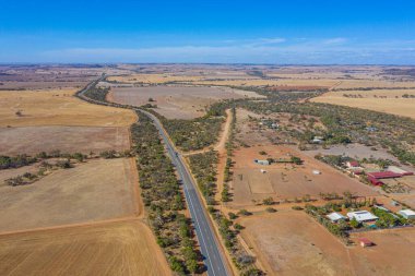 Batı Avustralya 'nın iç bölgelerinden geçen yol.