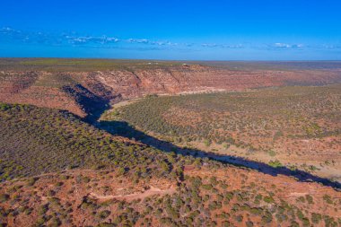 Avustralya 'daki Kalbarri Ulusal Parkı' nda Murchison Nehri 'nin havadan görüntüsü döngüye ulaşıyor