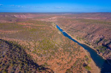 Avustralya 'daki Kalbarri Ulusal Parkı' nda Murchison Nehri 'nin havadan görüntüsü döngüye ulaşıyor