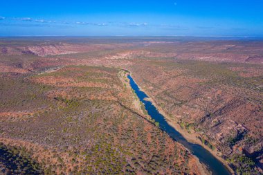 Avustralya 'daki Kalbarri Ulusal Parkı' nda Murchison Nehri 'nin havadan görüntüsü döngüye ulaşıyor