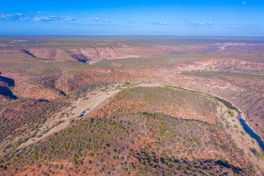 Avustralya 'daki Kalbarri Ulusal Parkı' nda Murchison Nehri 'nin havadan görüntüsü döngüye ulaşıyor