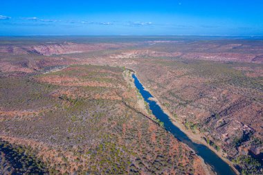 Avustralya 'daki Kalbarri Ulusal Parkı' nda Murchison Nehri 'nin havadan görüntüsü döngüye ulaşıyor