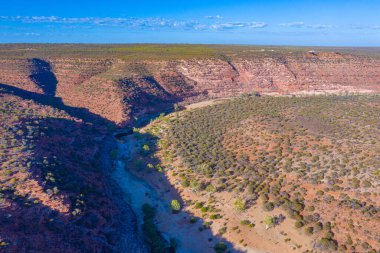 Avustralya 'daki Kalbarri Ulusal Parkı' nda Murchison Nehri 'nin havadan görüntüsü döngüye ulaşıyor