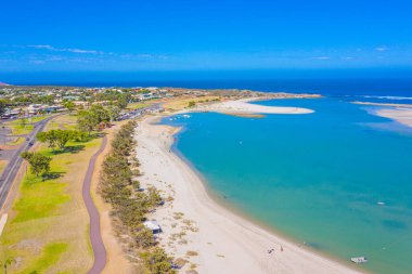Avustralya, Kalbarri 'de Murchison nehrinin Hint okyanusuyla birleşiminin havadan görüntüsü.