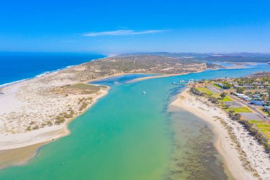 Avustralya, Kalbarri 'de Murchison nehrinin Hint okyanusuyla birleşiminin havadan görüntüsü.