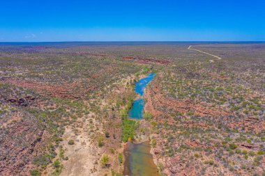 Avustralya 'daki Kalbarri Ulusal Parkı' ndan geçen Murchison nehri şahinlerin başını gözlüyor.
