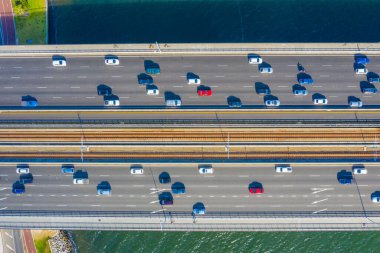 Avustralya 'da Güney Perth' e giden dar köprü.