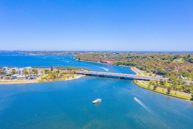 Avustralya 'da Güney Perth' e giden dar köprü.