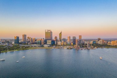 Perth 'in Kuğu Nehri' ndeki günbatımı manzarası, Avustralya