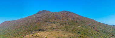 Kore Cumhuriyeti 'nin Gwangju yakınlarındaki Mudeungsan Milli Parkı' nın zirveleri.