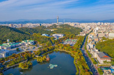 Kore Cumhuriyeti Daegu 'daki yapay gölün arkasındaki 83 kuleye ait hava görüntüsü.