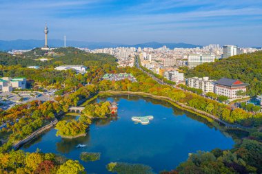 Kore Cumhuriyeti Daegu 'daki yapay gölün arkasındaki 83 kuleye ait hava görüntüsü.
