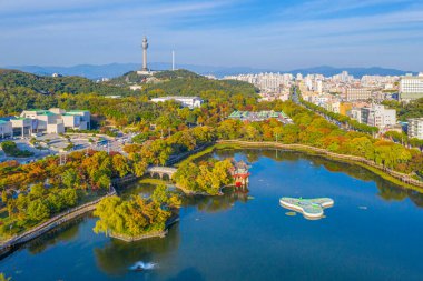 Kore Cumhuriyeti Daegu 'daki yapay gölün arkasındaki 83 kuleye ait hava görüntüsü.