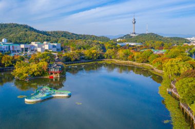 Kore Cumhuriyeti Daegu 'daki yapay gölün arkasındaki 83 kuleye ait hava görüntüsü.