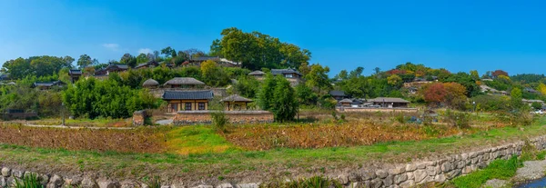 Kore Cumhuriyeti Nin Yangdong Köyündeki Bir Nilüfer Havuzunun Arkasındaki Geleneksel — Stok fotoğraf
