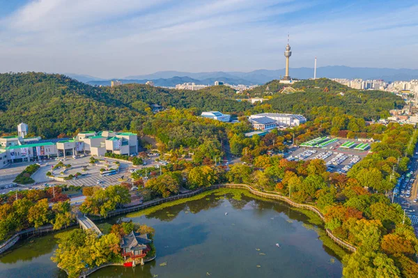 Luchtfoto Van Toren Achter Een Kunstmatig Meer Daegu Republiek Korea — Stockfoto