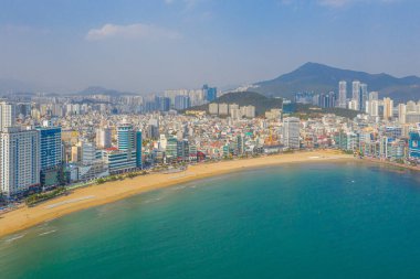 Busan, Kore 'deki Gwangalli plajının havadan görüntüsü.