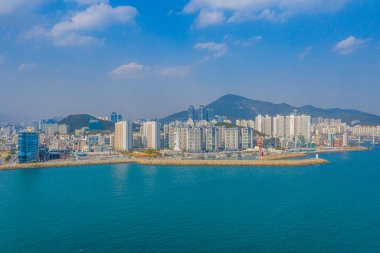 Busan, Kore 'deki Gwangalli plajının havadan görüntüsü.