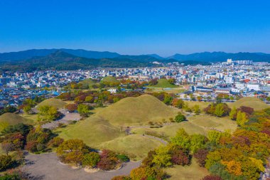Tumuli Parkı 'nın panoraması ve Kore' nin merkezindeki diğer kraliyet mezarları Gyeongju.