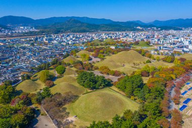 Tumuli Parkı 'nın panoraması ve Kore' nin merkezindeki diğer kraliyet mezarları Gyeongju.