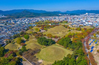 Tumuli Parkı 'nın panoraması ve Kore' nin merkezindeki diğer kraliyet mezarları Gyeongju.