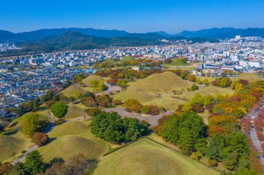 Tumuli Parkı 'nın panoraması ve Kore' nin merkezindeki diğer kraliyet mezarları Gyeongju.