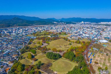 Tumuli Parkı 'nın panoraması ve Kore' nin merkezindeki diğer kraliyet mezarları Gyeongju.