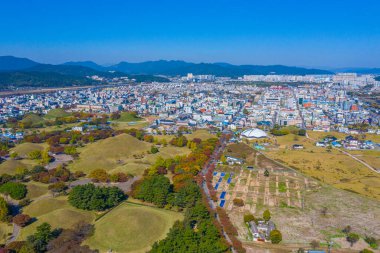 Tumuli Parkı 'nın panoraması ve Kore' nin merkezindeki diğer kraliyet mezarları Gyeongju.