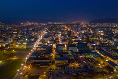 Kore Cumhuriyeti 'ndeki Gyeongju kasabasının gece görüşü.