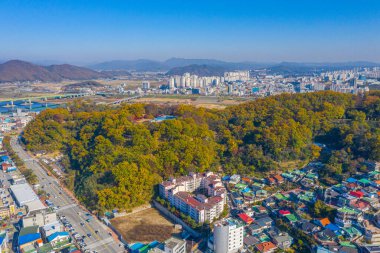 Kore 'nin Gongju kentindeki Gongsanseong kalesinin havadan görünüşü.