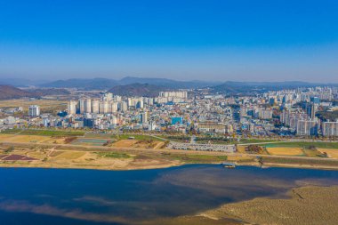 Kore Cumhuriyeti, Geum nehrinin arkasındaki Gongju 'nun hava manzarası.