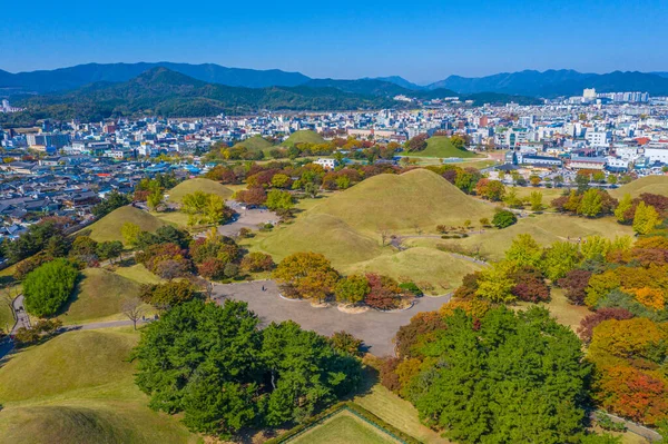 朝鮮町の中心部にある古墳公園などの陵墓のパノラマ慶州 — ストック写真