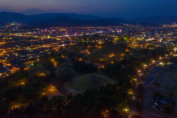 Kore Cumhuriyeti Nin Gyeongju Şehrinde Bulunan Tumuli Parkının Günbatımı Manzarası — Stok fotoğraf