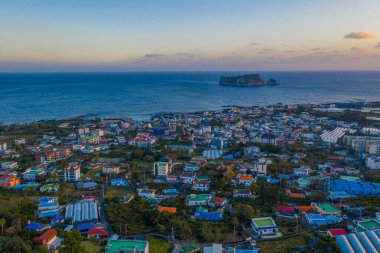 Jeju Adası 'ndaki Seogwipo şehrinin günbatımı manzarası, Kore' nin