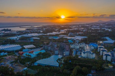 Jeju Adası 'ndaki Seogwipo şehrinin günbatımı manzarası, Kore' nin