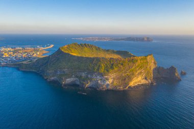 Seongsan Ilchulbong 'un gündoğumu manzarası. Kore' nin Jeju Adası 'nda gündoğumu zirvesi olarak bilinir.