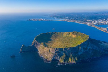 Seongsan Ilchulbong 'un gündoğumu manzarası. Kore' nin Jeju Adası 'nda gündoğumu zirvesi olarak bilinir.