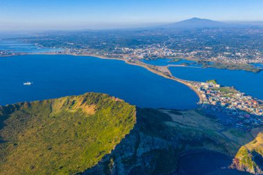 Seongsan Ilchulbong 'un gündoğumu manzarası. Kore' nin Jeju Adası 'nda gündoğumu zirvesi olarak bilinir.