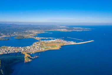 Kore Cumhuriyeti Jeju adasındaki Seongsan köyünün hava manzarası.