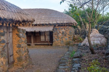 Kore Cumhuriyeti Jeju Stone Parkı 'nda geleneksel binalar.