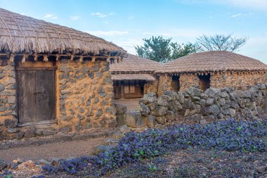 Kore Cumhuriyeti Jeju Stone Parkı 'nda geleneksel binalar.