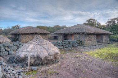 Kore Cumhuriyeti Jeju Stone Parkı 'nda geleneksel binalar.