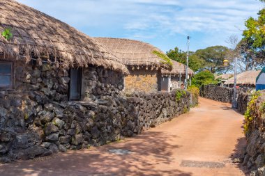 Kore Cumhuriyeti Jeju adasındaki Seongeup halk köyünde geleneksel evler.