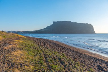 Seongsan Ilchulbong 'un gündüz manzarası. Kore' nin Jeju Adası 'nda gündoğumu zirvesi olarak bilinir.