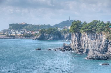 Kore Cumhuriyeti 'nin Seogwipo yakınlarındaki Jeju adasının kayalıkları.