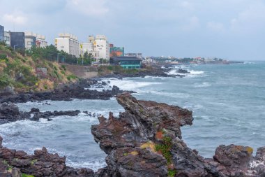 Kore 'nin Jeju şehrinde Yongduam Kayası