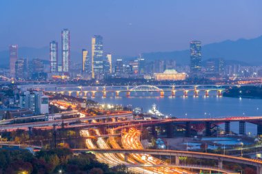 Kore 'nin Haneul parkından Seul şehir merkezinin günbatımı görüntüsü.